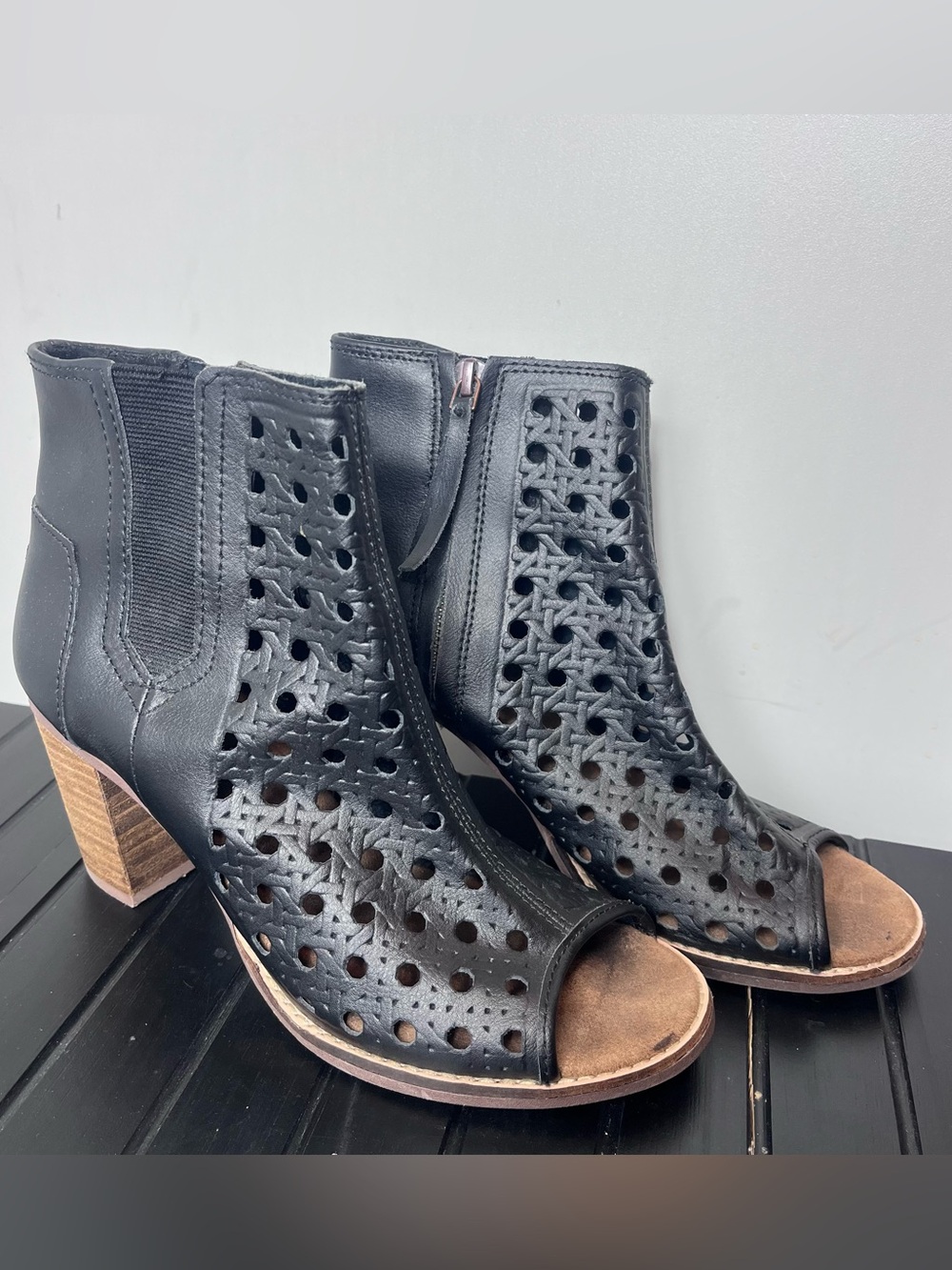TOMS Majorca basket weave open toe booties Black Cutout Peep-Toe Block Heel 7.5